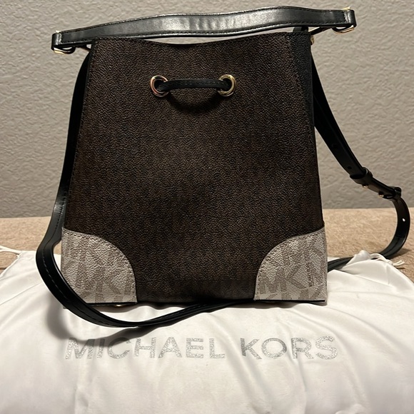 Adorable Michael Kors bucket bag - Picture 2 of 4